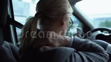 <strong>疲劳</strong>的女人按摩麻木的脖子坐在汽车的<strong>驾驶</strong>座上，后视镜